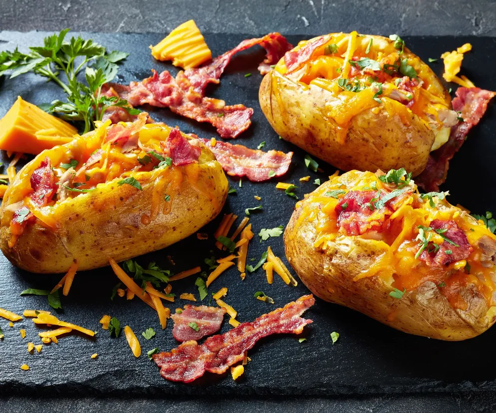 Kurczak po zbójnicku, zapiekany w ziemniakach. Idealny na rodzinny obiad albo imprezę