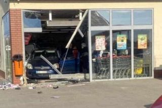 85-latek wjechał toyotą do sklepu. Kasjerka w szpitalu. Wypadek pod Kościanem [ZDJĘCIA]