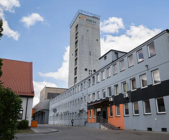 Wstrząs w kopalni. Akcja ratunkowa trwa. Wyciągają górników