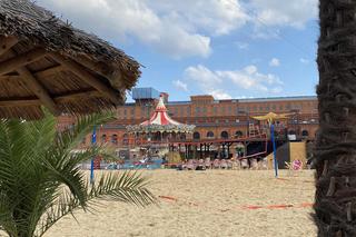 Tutaj można poczuć wakacyjny klimat. Powróciła plaża w Manufakturze! 
