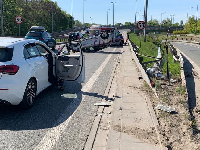 Dachowanie traficara w Warszawie. Ściął latarnię, która uderzyła w drugi pojazd