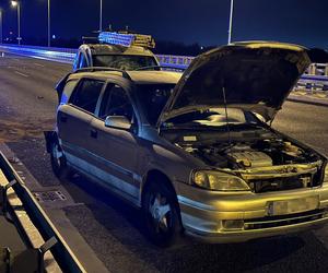 Pchał opla na Moście Północnym, citroen huknął w niego aż spadły mu buty. 24-latek w stanie krytycznym