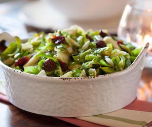 Sałatka z siekanej brukselki. Jeden składnik genialnie przełamuje jej smak