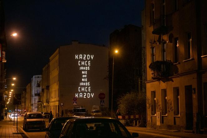 „Każdy chce jakoś nie żyć”. Nowy artystyczny neon w Łodzi