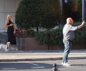 Jasnowidz Jackowski przyłapany w Warszawie. Młodsza, atrakcyjna kobieta i luksusowe zakupy