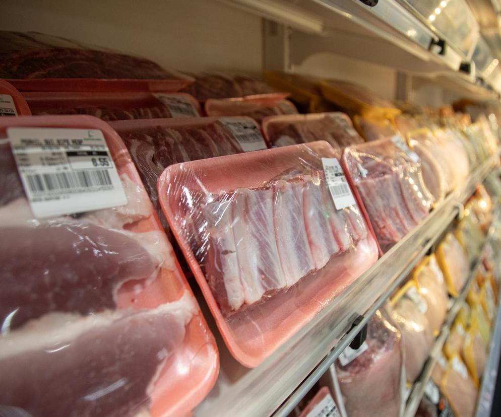 Zakażone mięso w sklepach. GIS podjął decyzję o wycofaniu zakażonej partii mięsa 