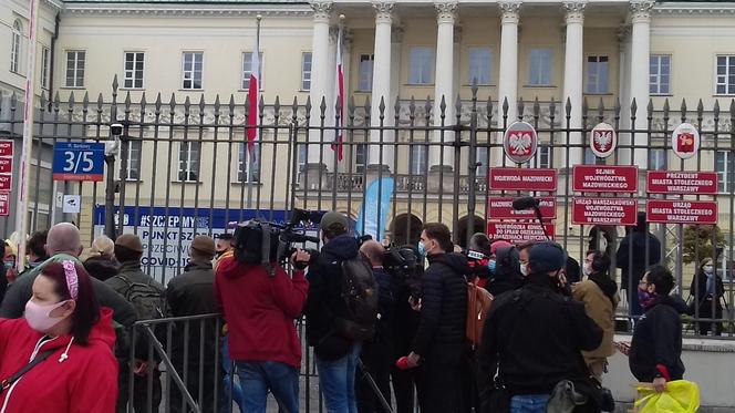 Szczepienia na Bankowym. Szczepienia trwaja 1-3 maja w godz. 10-18