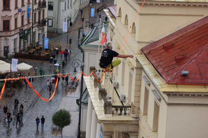   Urban Highline Festival 2023 w Lublinie. Slacklinerzy robią cuda na linach!