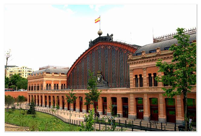 Północno-zachodnia elewacja dworca kolejowego Atocha w Madrycie