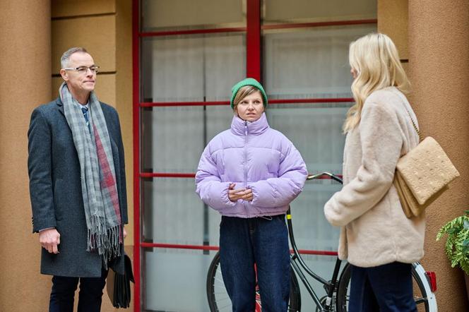 Na Wspólnej, odc. 3778: Monika (Sylwia Gliwa), Damian (Waldemar Błaszczyk), Martyna (Anna Kózka) 
