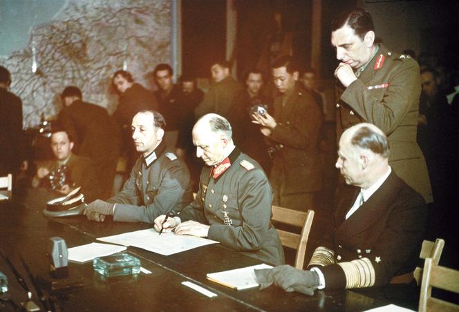 Gen. Alfred Jodl podpisuje akt kapitulacji niemieckich sił zbrojnych w Reims, 7 maja 1945. 