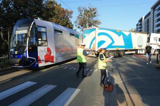Tir zderzył się z tramwajem we Wrocławiu. 47-latek wysiadł z ciężarówki i zmarł.