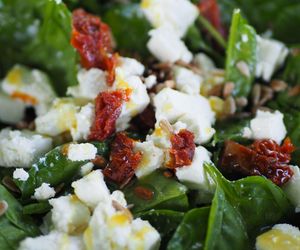 Zielona petarda! Sałatka ze szpinaku z suszonymi pomidorami i fetą