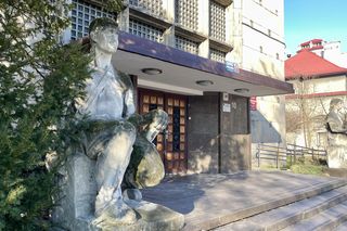 Nikt nie kupił „pięknego jak na owe czasy budynku” o socrealistycznym wystroju. To tu pracował znany pisarz