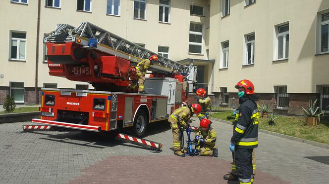 Gliwice: Strażacy na zwyżkach odwiedzili małych pacjentów oddziału pediatrii [WIDEO, ZDJĘCIA]