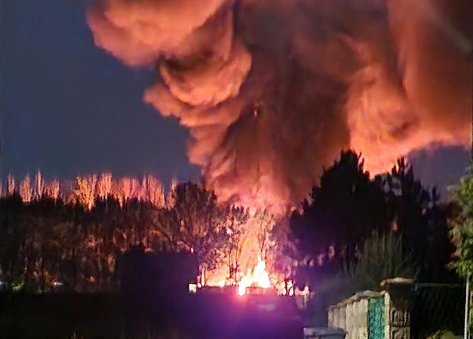 Nocny pożar w Bobrownikach Śląskich. Mieszkańców obudziły wybuchy