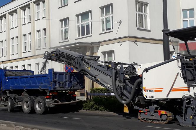 Ruszyły prace drogowo-torowe w rejonie placu Rapackiego w Toruniu. Ciężki sprzęt na budowie [ZDJĘCIA]
