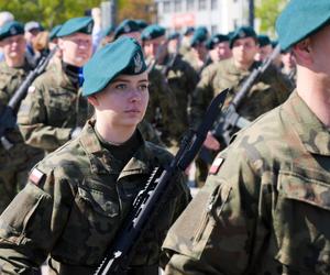 Ponad stu żołnierzy na Placu Solidarności w Olsztynie. Złożyli uroczystą przysięgę [ZDJĘCIA]