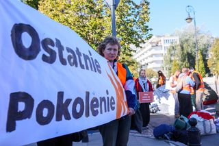 Ostatnie Pokolenie rozbiło namioty przed Sejmem. Domagają się prac nad ustawą o transporcie publicznym