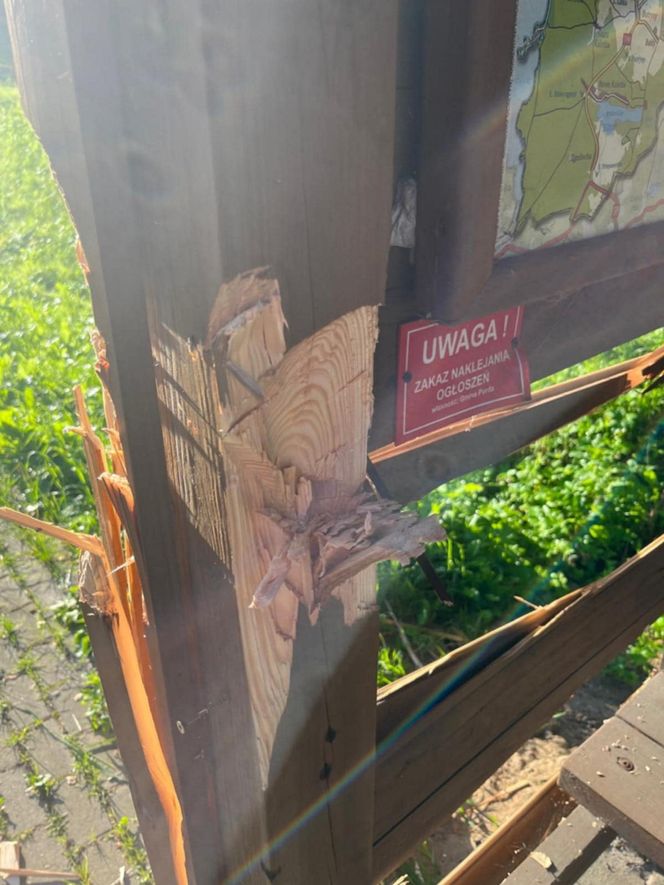 Wandale zniszczyli drewniane przystanki autobusowe