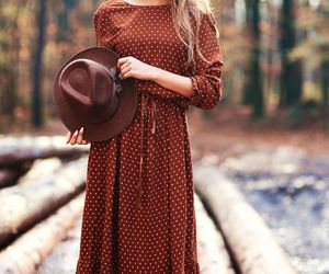 Pieczone kasztany w jesiennych stylizacjach. Ubrania w tym kolorze to zdecydowane must have sezonu