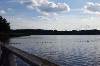 ​Zmarła 70-letnia kobieta, która tonęła w jeziorze w Osiecznej
