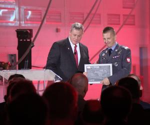 Gen. Nowak odbera okolicznościową plaietkę F-35A Husarz