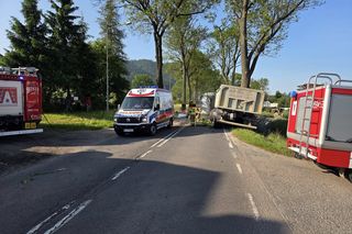 Poważny wypadek w Lubawce. Ciężarówka roztrzaskała się na drzewie. Droga zablokowana