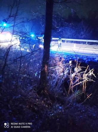 TAJEMNICZY wypadek w Kadczy. Pusty samochód znaleziony w przydrożnym rowie