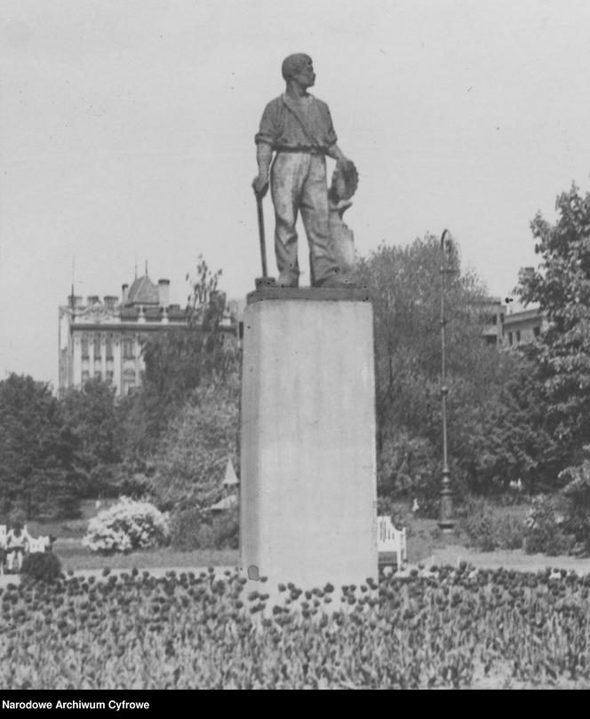 Widok ogólny pomnika przedstawiającego postać robotnika wspartego o młot /1918 - 1935