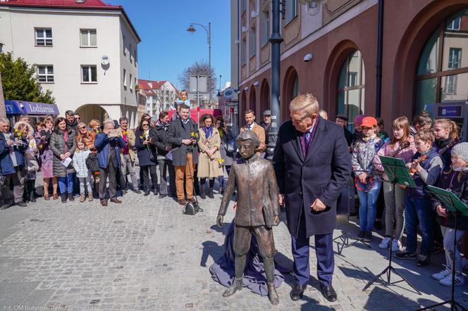 Pomnik młodego Ludwika Zamenhofa stanął przy Rynku Kościuszki w Białymstoku [ZDJĘCIA]