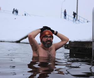 Taka pogoda to najlepszy prezent! Tak wyglądało mikołajkowe morsowanie w Zalewie Zemborzyckim