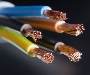 Oznaczenia przewodów elektrycznych kolorami lub znakami alfanumerycznymi według norm