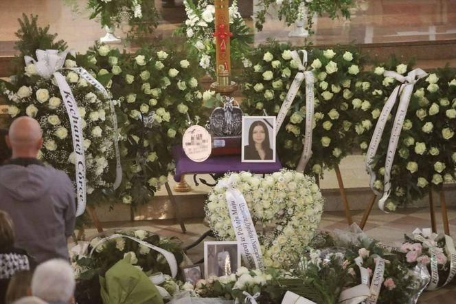 Tłumy na pogrzebie tragicznie zmarłej Mai. Kościół w Działdowie wypełniony po brzegi