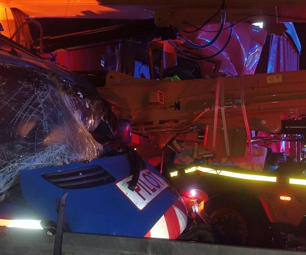 Śmiertelny wypadek na A1 pod Zgierzem. Zderzyły się trzy pojazdy, w tym dwa tiry [ZDJĘCIA].