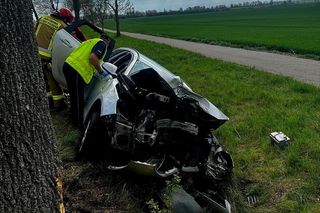 Huknęła oplem w drzewo. Wielu rannych, lądował śmigłowiec