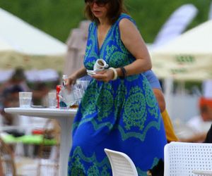 Renata Dancewicz kurzy na plaży