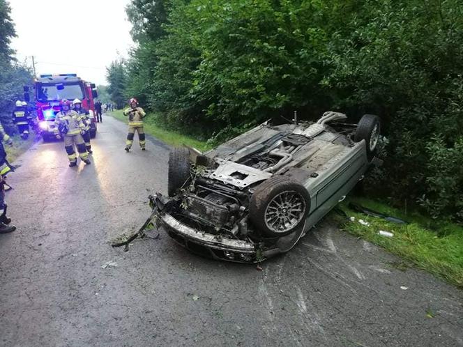 Podkarpackie. BMW wypadło z drogi [ZDJĘCIA]