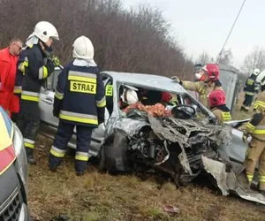 Wypadek w Osinach na przejeździe kolejowym. Kierowca samochodu zakleszczony