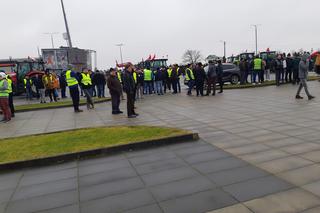 Strajk rolników w Tarnowie. Policja i rolnicy pod stadionem Bruk Betu Termaliki Nieciecza