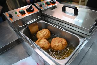 Zut pączek z paprykarzem 