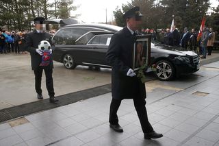 Pogrzeb Andrzeja Iwana. Prochy złożono w urnie w kształcie piłki. W jego życiu nie brakowało chwil tragicznych