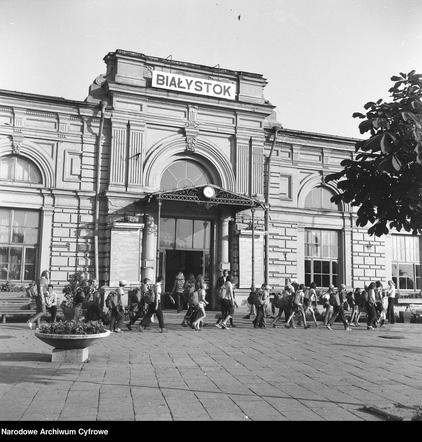 Dworzec PKP w Białymstoku w 1973 roku. Główne wejście