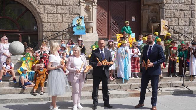  Dni Bajki 2024. W centrum Olsztyna zrobiło się bajkowo. Dzieci przejęły władzę nad miastem [ZDJĘCIA]