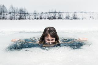 Wskoczyła do lodowatej rzeki, zginęła na oczach swoich dzieci. To nagranie przeraża! [WIDEO]