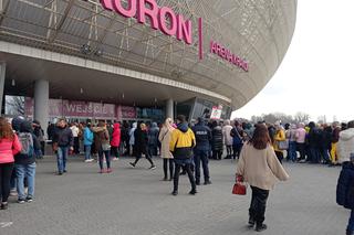 Tłumy przed centrum obsługi uchodźców zlokalizowanym w TAURON Arenie w Krakowie