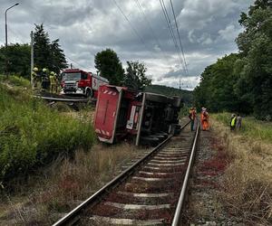 Ciężarówka spadła ze skarpy na tory kolejowe