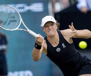 O której gra Iga Świątek mecz dzisiaj Wimbledon Uwaga na godzinę meczu! Kiedy gra Iga Świątek - Lin Zhu O której godzinie mecz Świątek dzisiaj 3.07.2023