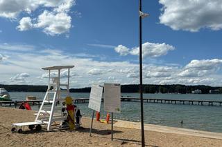 Biała flaga nad jeziorem Ukiel w Olsztynie. Zniesiono zakaz kąpieli