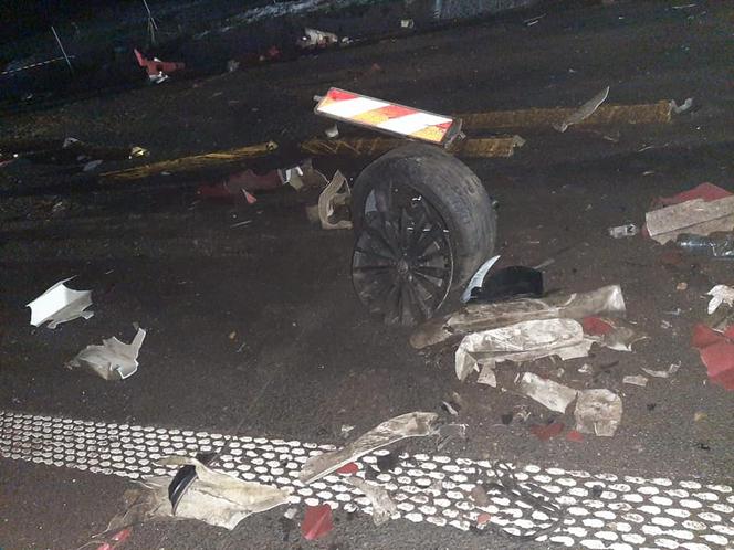 Grajewo. Pędzący kierowca skody rozbił się na ciężarówce z drewnem [ZDJĘCIA]